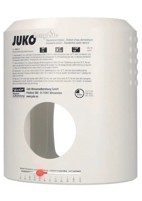 Weiße Abdeckung für eine Wasserstation von Judo. Auf der Vorderseite sind Bedienhinweise und ein roter Zeiger für den nächsten Rückspülzeitpunkt sichtbar.
